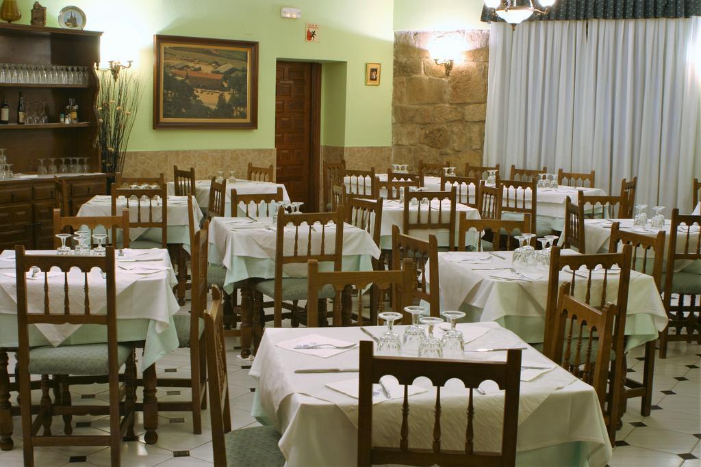 فينويسا Hostal Visontium الغرفة الصورة
