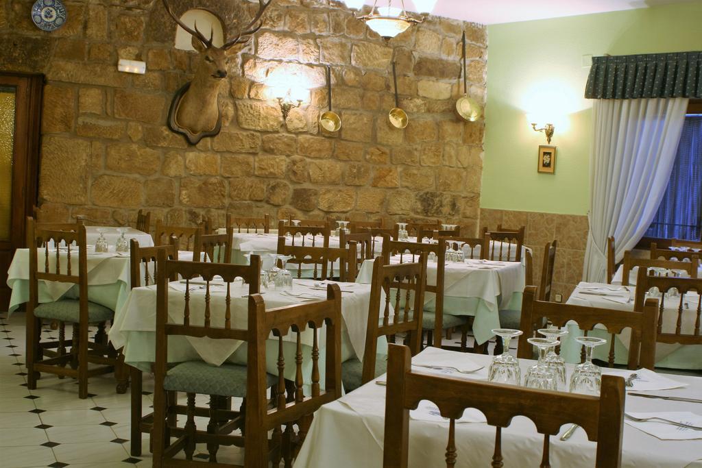 فينويسا Hostal Visontium الغرفة الصورة