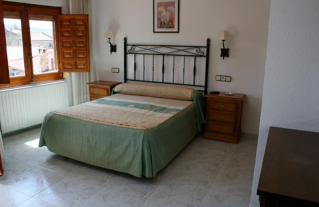 فينويسا Hostal Visontium المظهر الخارجي الصورة